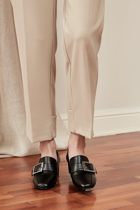 حذاء كعب قصير باللون الأسود