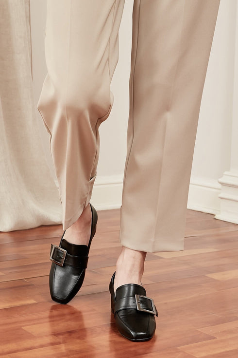 حذاء كعب قصير باللون الأسود