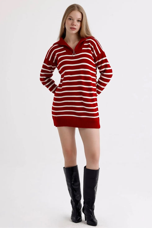 كنزة مخططة باللون الأحمر الغامق