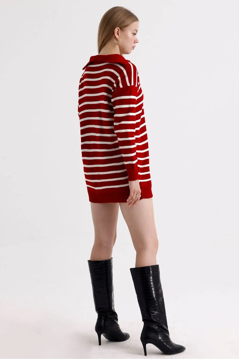 كنزة مخططة باللون الأحمر الغامق