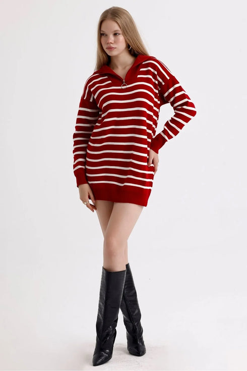 كنزة مخططة باللون الأحمر الغامق