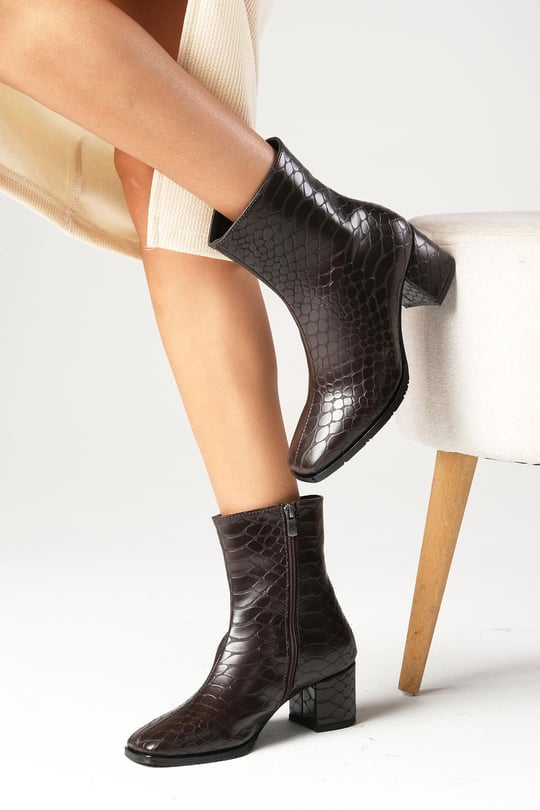 جزمة قصيرة كعب عالي باللون البني