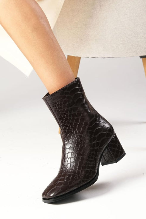 جزمة قصيرة كعب عالي باللون البني