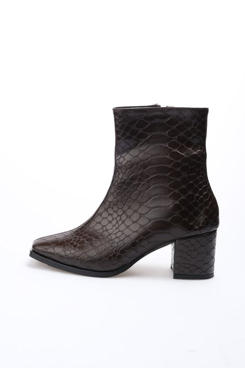 جزمة قصيرة كعب عالي باللون البني