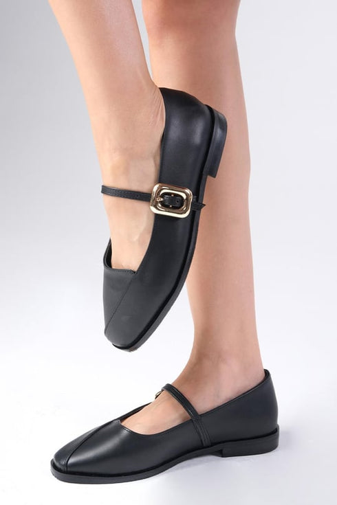 حذاء بالية باللون الأسود