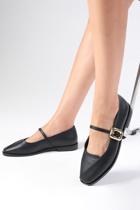 حذاء بالية باللون الأسود