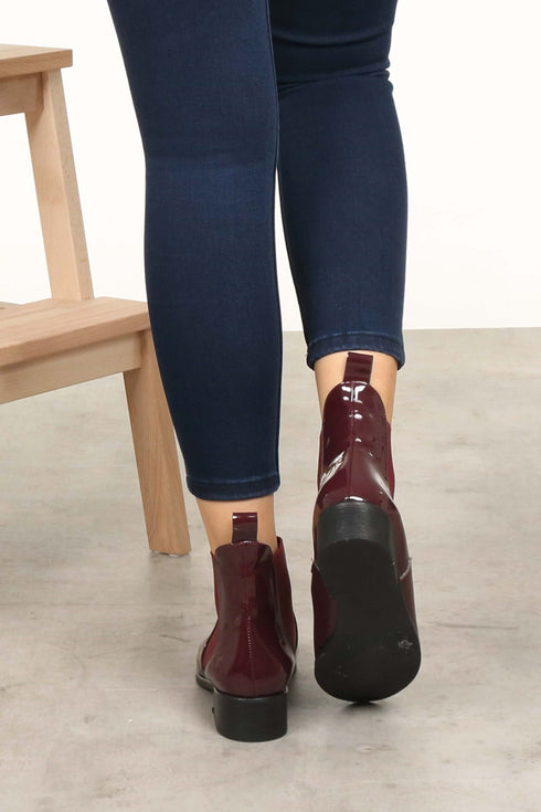 جزمة قصيرة باللون البوردو