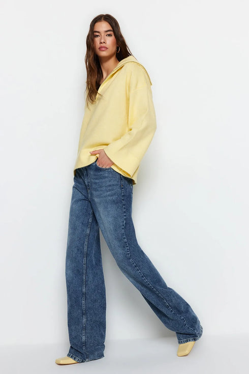 كنزة تريكو ناعمة وقصة واسعة باللون الأصفر