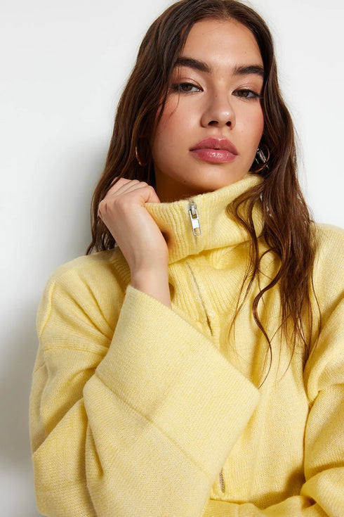 كنزة تريكو ناعمة وقصة واسعة باللون الأصفر