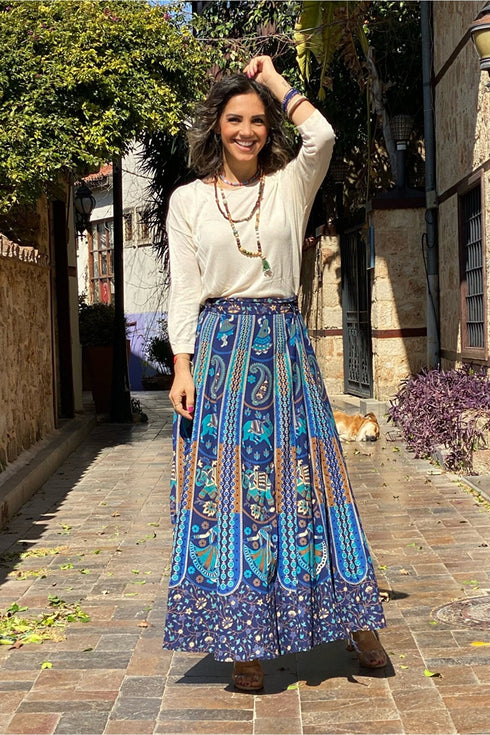 تنورة منقوشة باللون الأزرق