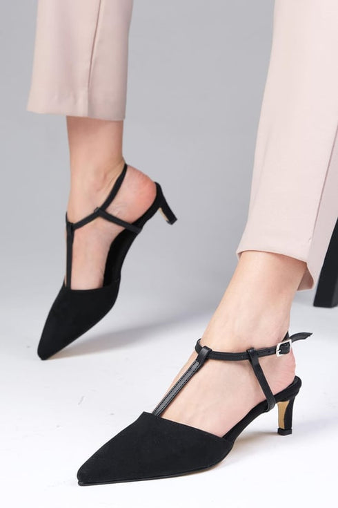 حذاء كعب قصير باللون الأسود