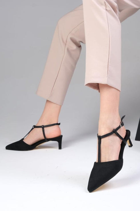 حذاء كعب قصير باللون الأسود