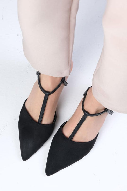 حذاء كعب قصير باللون الأسود