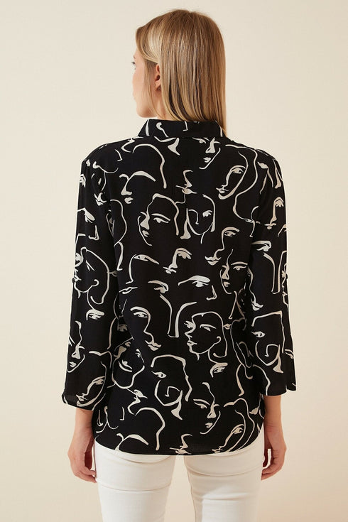 قميص منقوش باللون الأسود