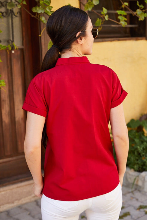 قميص أحمر داكن