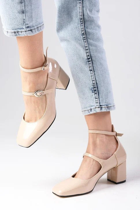 حذاء بحزام مشبك - بيج