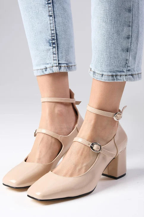 حذاء بحزام مشبك - بيج