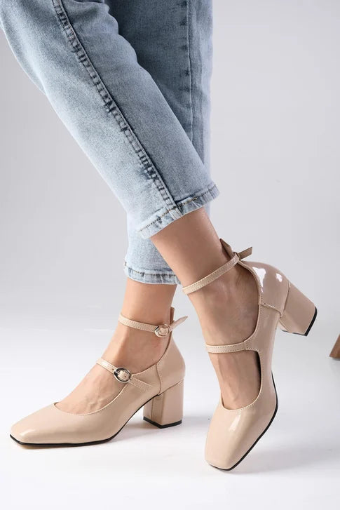 حذاء بحزام مشبك - بيج