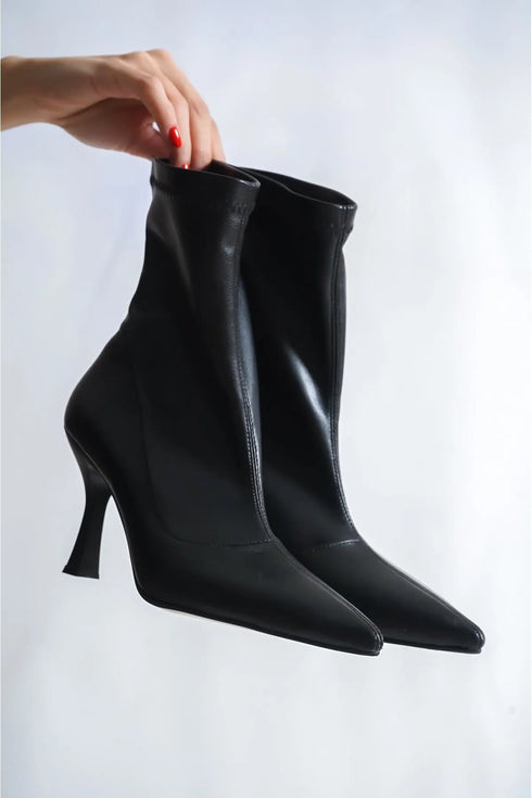 جزمة لون أسود بكعب عالي