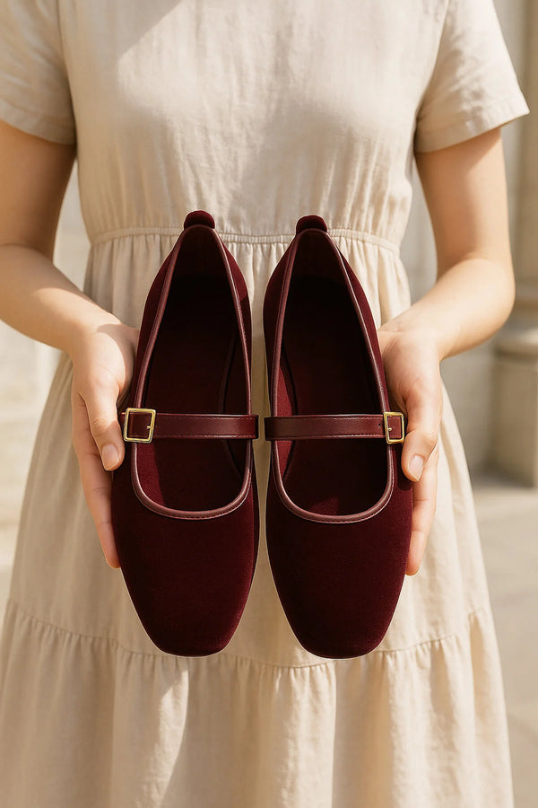 حذاء بالية مخمل بإبزيم ذهبي