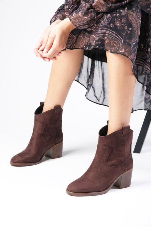 جزمة قصيرة بكعب لون بني