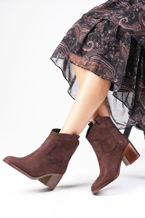 جزمة قصيرة بكعب لون بني