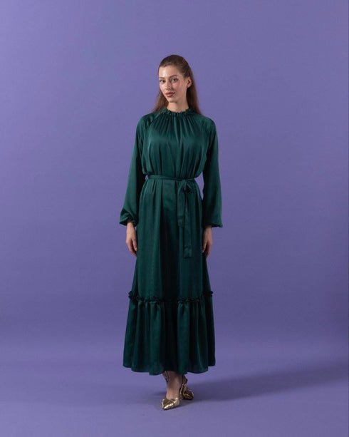 فستان من الساتان باللون الأخضر