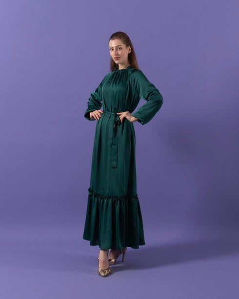 فستان من الساتان باللون الأخضر