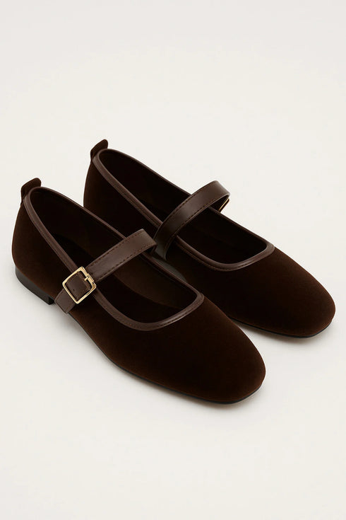 حذاء بالية مخمل بإبزيم ذهبي