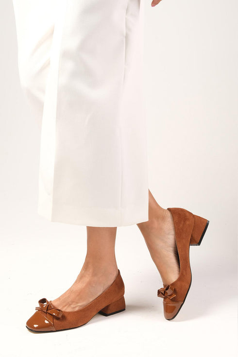 حذاء مخمل كعب قصير- عسلي