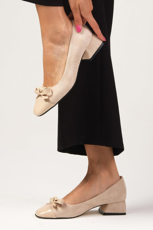 حذاء مخمل كعب قصير- بيج