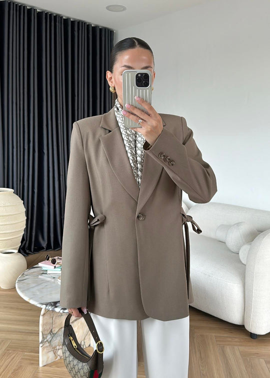 بليزر خريفي مبطّن لإطلالة عصرية