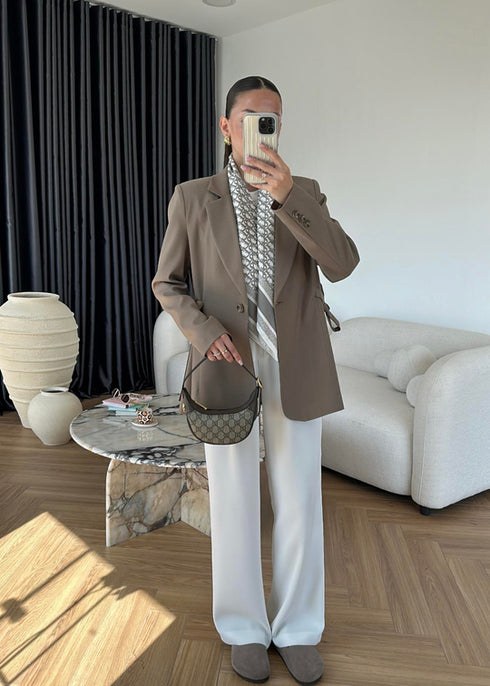 بليزر خريفي مبطّن لإطلالة عصرية