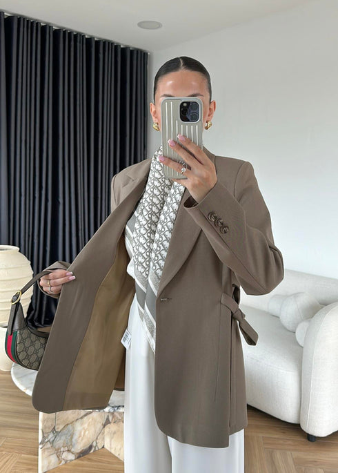 بليزر خريفي مبطّن لإطلالة عصرية