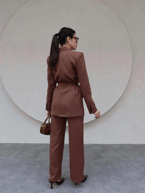 طقم قطعتين بليزر وبنطلون لون موكا