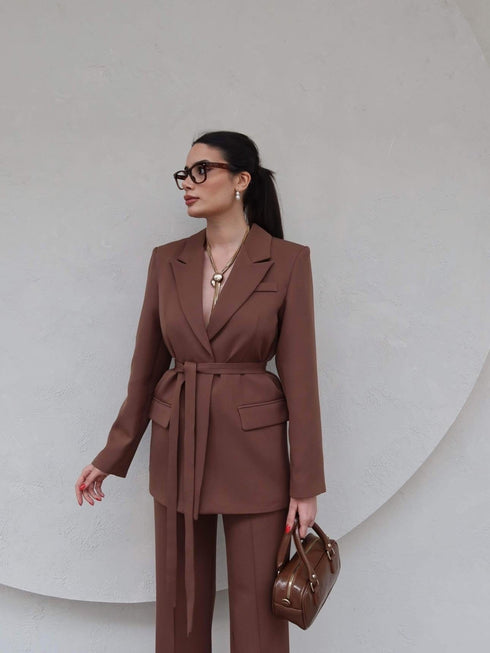 طقم قطعتين بليزر وبنطلون لون موكا