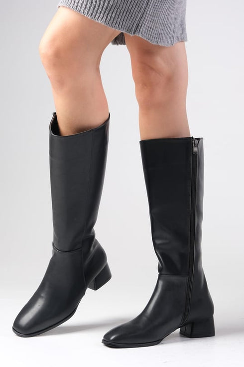 جزمة طويلة باللون الأسود