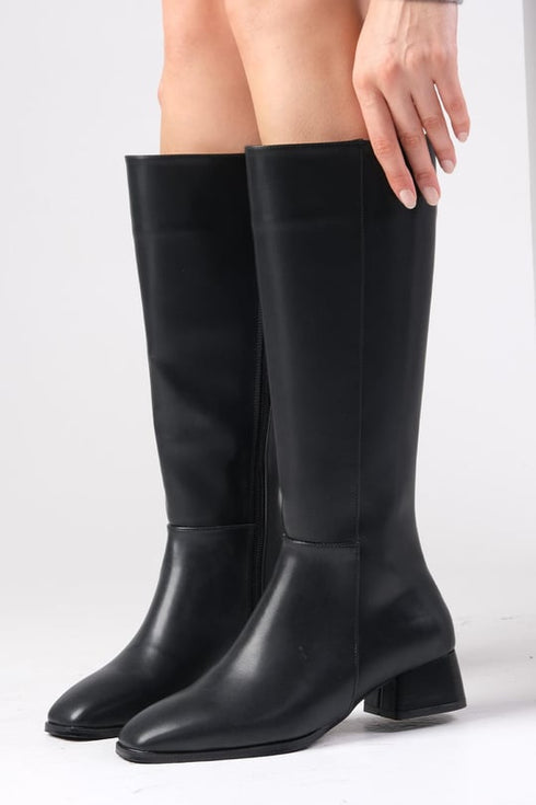 جزمة طويلة باللون الأسود