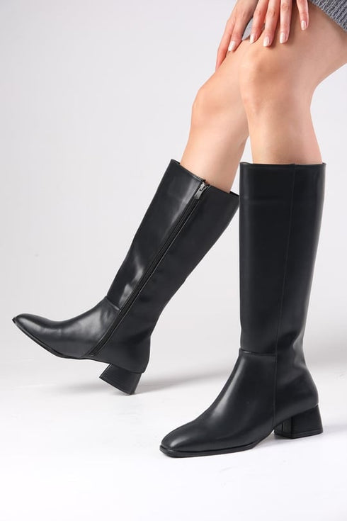 جزمة طويلة باللون الأسود