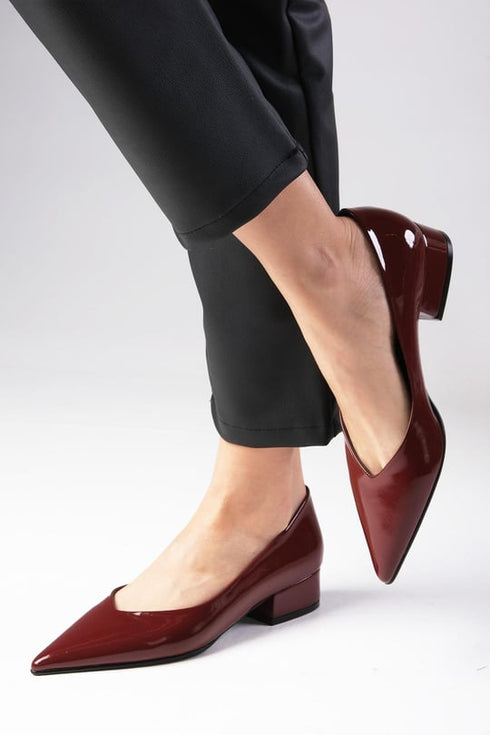 حذاء بكعب قصير من الجلد اللامع باللون البوردو