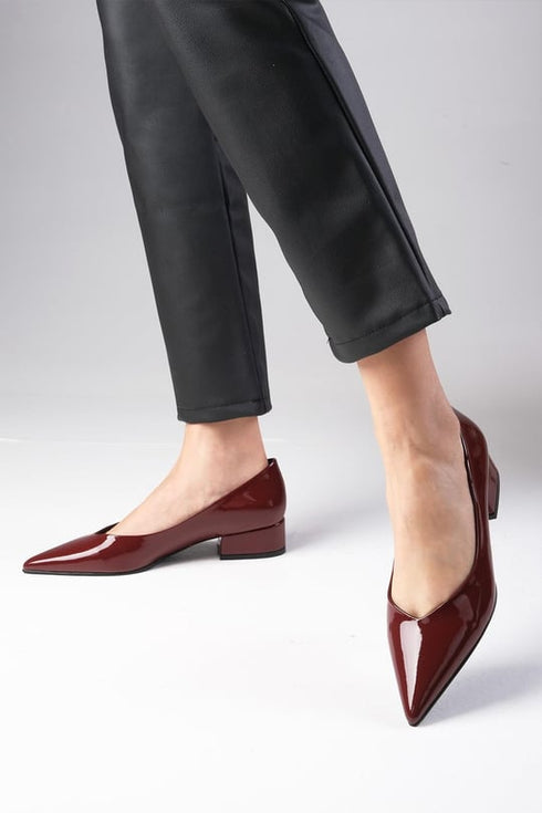 حذاء بكعب قصير من الجلد اللامع باللون البوردو