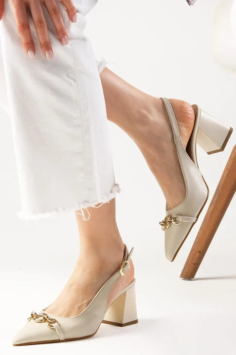 حذاء بكعب لون بيج