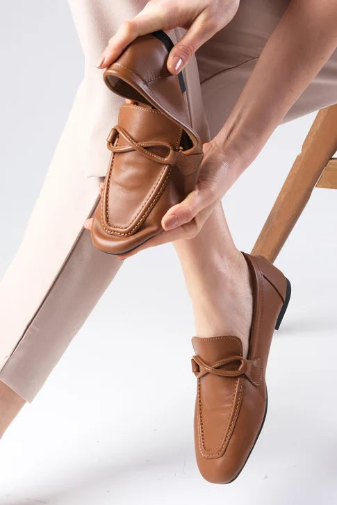 حذاء لوفر من الجلد الطبيعي بلون عسلي