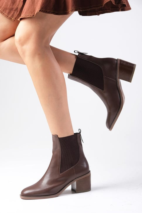 جزمة قصيرة لون بني بكعب عالي