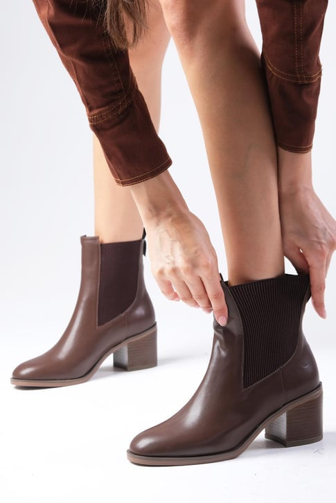 جزمة قصيرة لون بني بكعب عالي