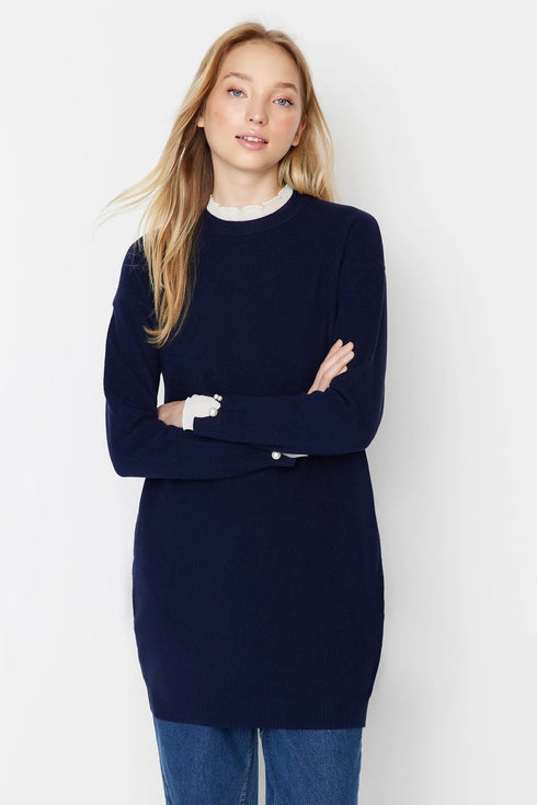 كنزة تريكو باللون الكحلي وتفاصيل لؤلؤ