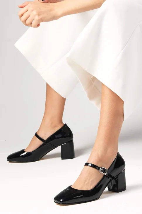 حذاء كعب عالي باللون الأسود