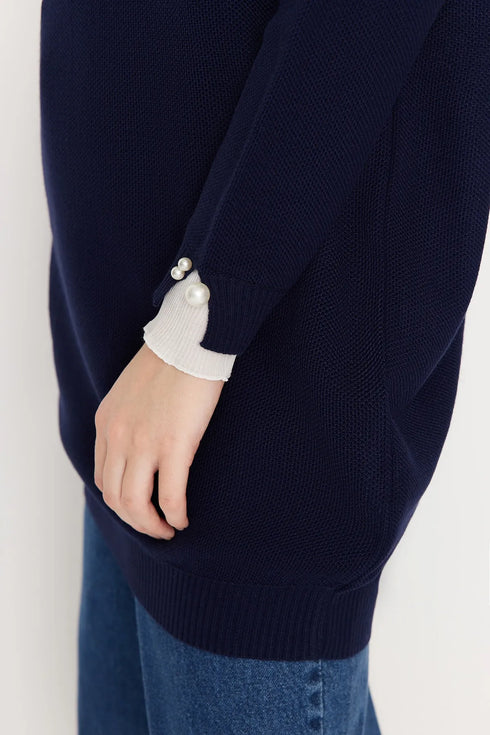 كنزة تريكو باللون الكحلي وتفاصيل لؤلؤ