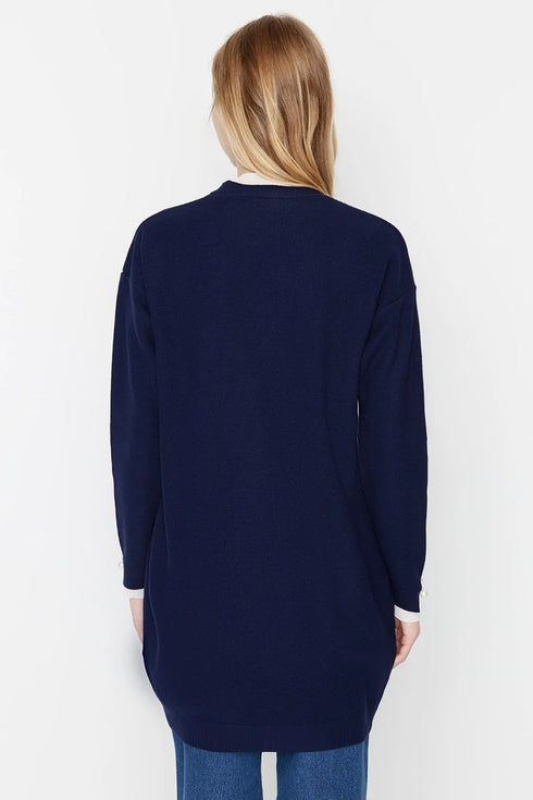 كنزة تريكو باللون الكحلي وتفاصيل لؤلؤ