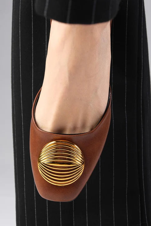 حذاء نسائي بكعب قصير لون بني